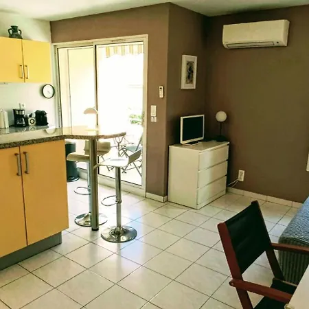 Charming 2-room With Balcony In The Bandol